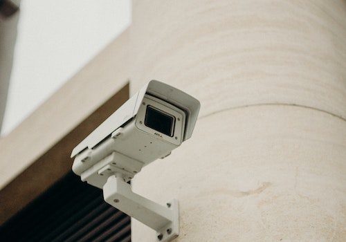 kamera CCTV na filarze