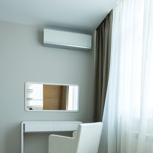 Klimatyzator na ścianie w pokoju